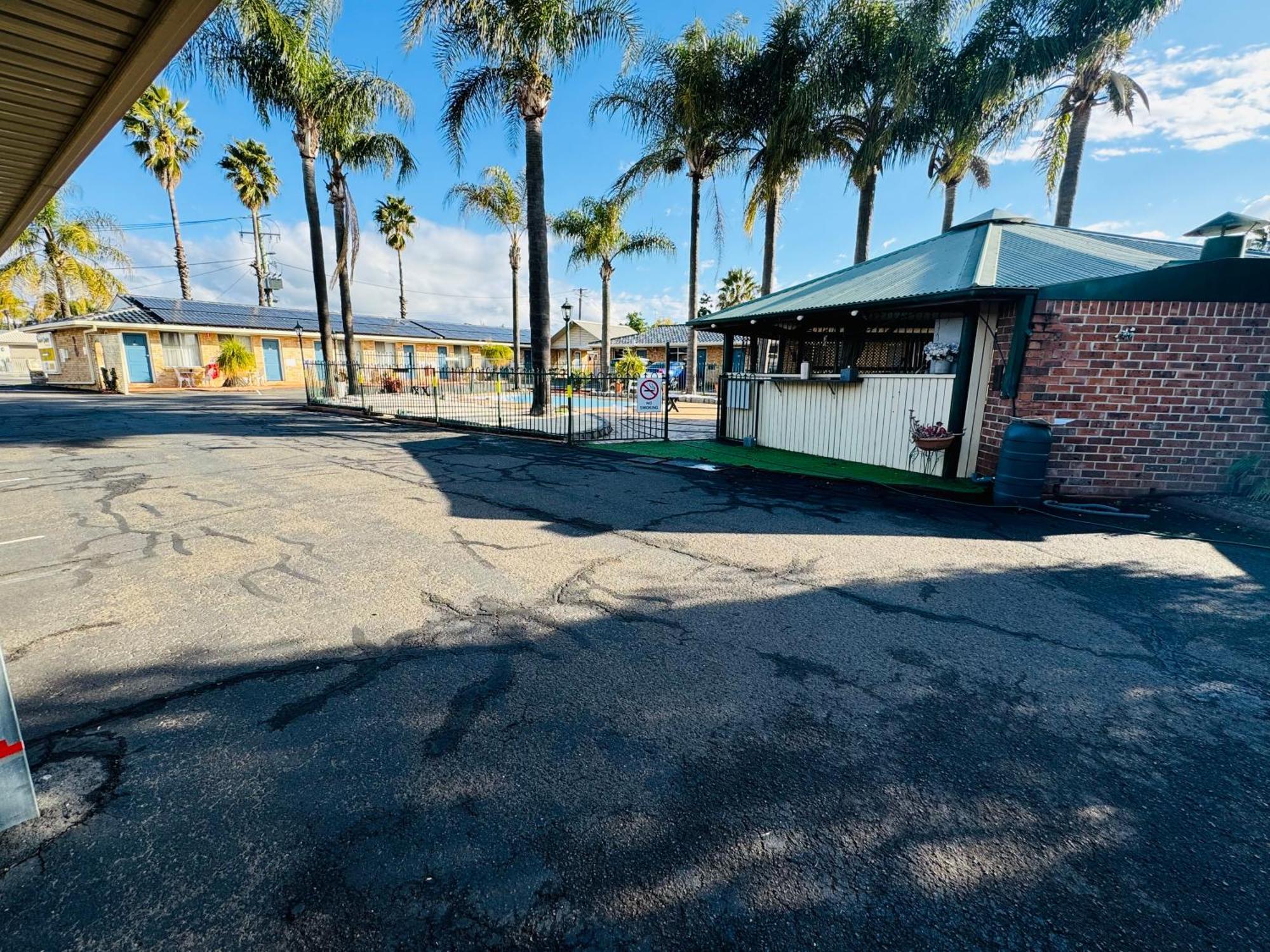 Town And Country Motor Inn Tamworth Bagian luar foto